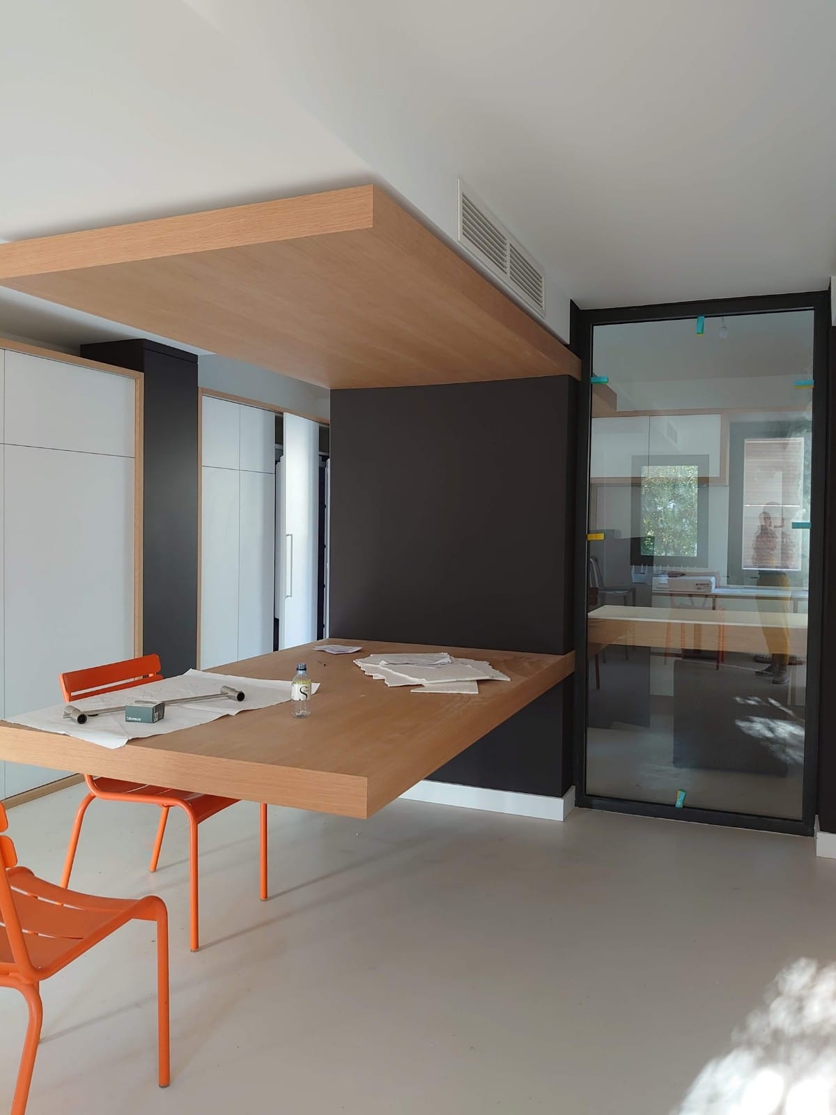 Table sans pieds